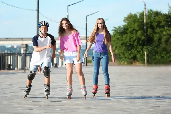 Adolescentes en patines al aire libre —  Fotos de Stock