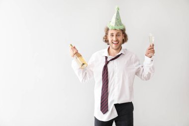 Hafif arka planda parti şapka ve şarap ile Sarhoş adam
