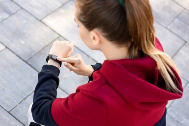 Sportif genç kadın kontrol onu nabız açık havada