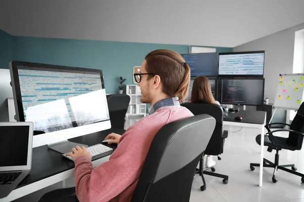 Männlicher Programmierer arbeitet im Büro — Stockfoto