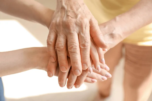 Mãos de idosa e sua neta, close-up. Conceito de cuidado e apoio — Fotografia de Stock