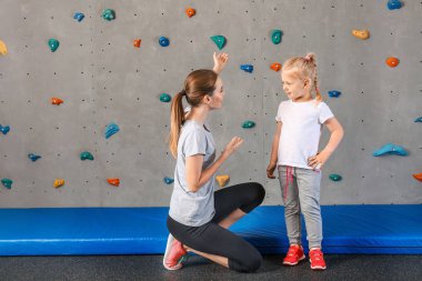 Spor salonunda küçük kızı ile genç kadın