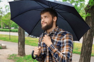 Şemsiye açık havada yakışıklı adam