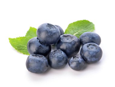 Beyaz arka planda taze olgun yaban mersini.