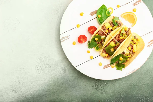 Tablero con sabrosos tacos frescos en la mesa — Foto de Stock