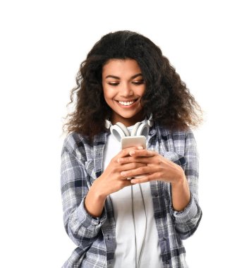 Beyaz arka planda cep telefonu ile sevimli Afrikalı-Amerikalı kadın Portresi