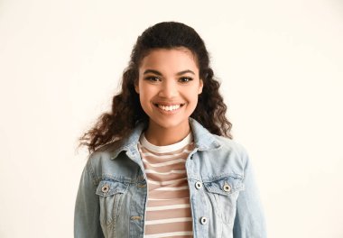 Hafif arka planda sevimli Afrikalı-Amerikalı kadın portresi