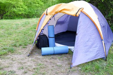 Yaz günü ormanda kamp çadırı