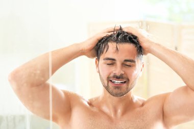 Yakışıklı adam evde saç yıkama