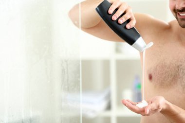 Evde duş şampuan şişe ile Yakışıklı adam