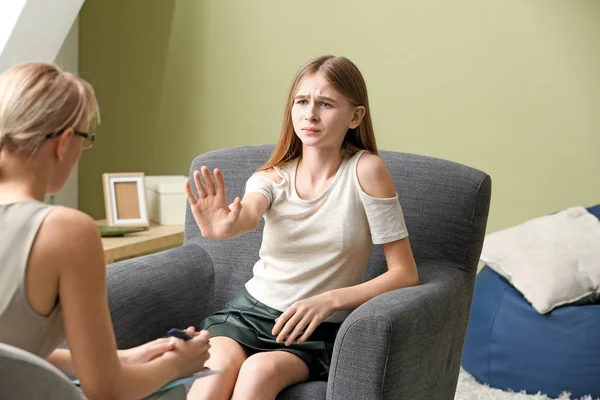 Female psychologist working with teenage girl in office — Stock Photo, Image