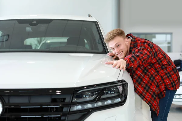 Man choosing new car in salon — Stock Photo, Image