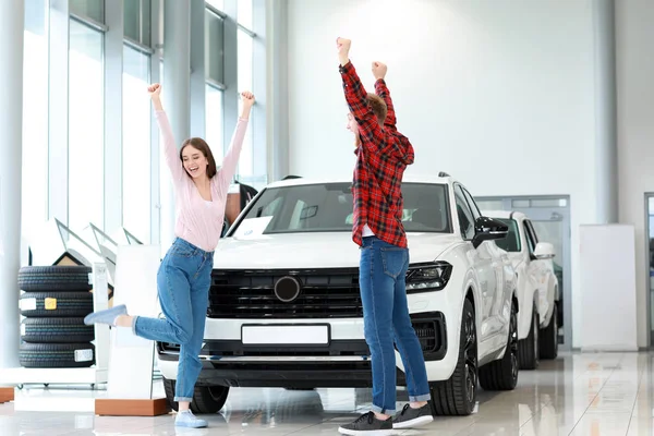 Glückliches Paar kauft neues Auto im Salon — Stockfoto
