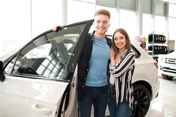 Couple choosing new car in salon — Stock Photo, Image