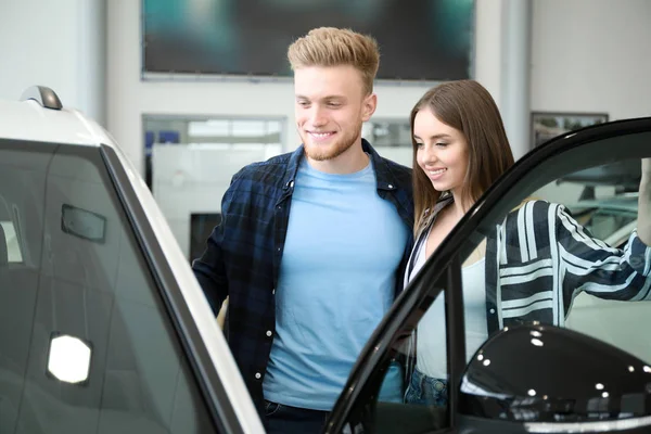 Couple choosing new car in salon — Stock Photo, Image