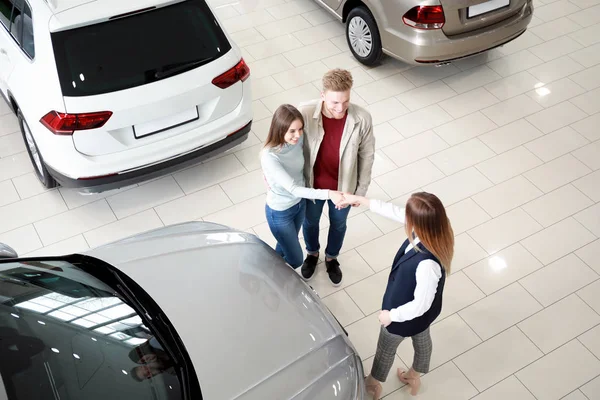 Couple achetant une nouvelle voiture dans le salon — Photo