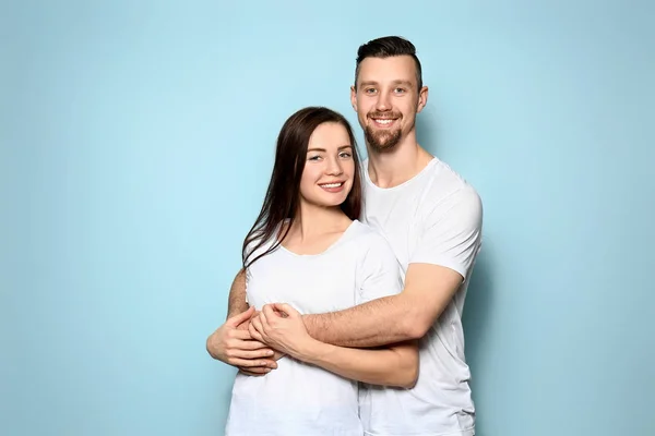 Feliz joven pareja en el fondo de color — Foto de Stock