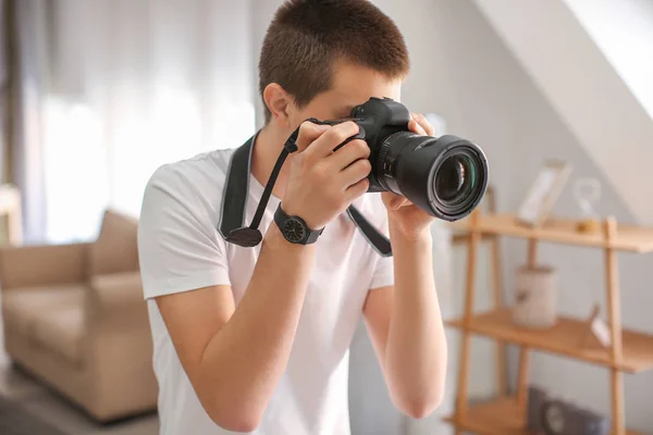 Tiener jongen met fotocamera thuis — Stockfoto