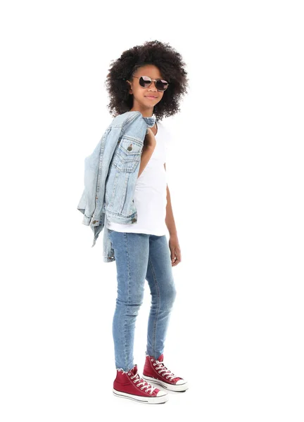 Стильная афроамериканка в джинсовой одежде на белом фоне — стоковое фото