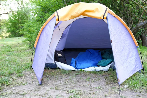 Tenda de acampamento na floresta no dia de verão — Fotografia de Stock