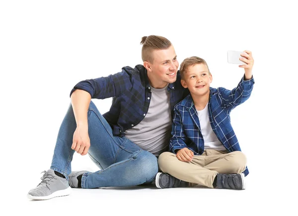 Porträtt av far och son som tar Selfie på vit bakgrund — Stockfoto