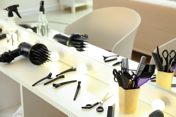 Herramientas de peluquería en la mesa en el salón de belleza — Foto de Stock