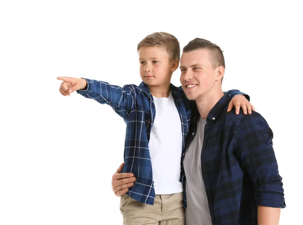 Портрет счастливого отца и сына на белом фоне — стоковое фото