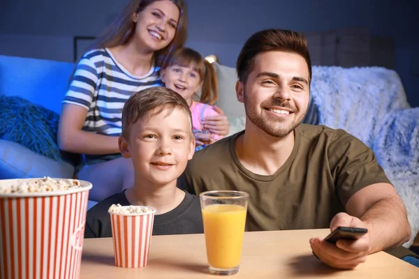 Glückliche Familie am Abend vor dem Fernseher — Stockfoto