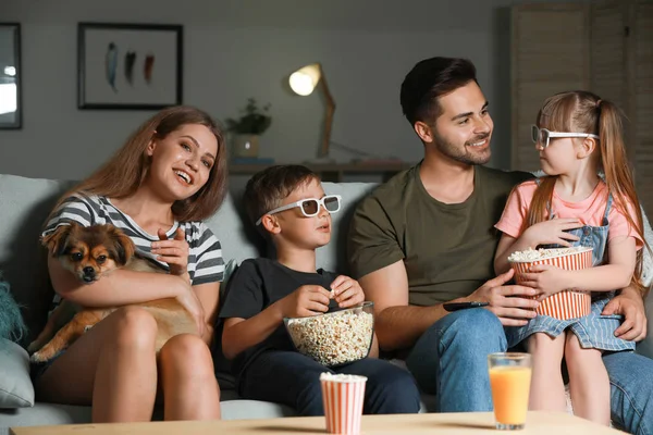 Lycklig familj titta på Tv i kväll — Stockfoto