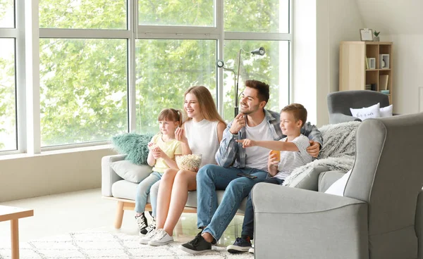 Família feliz assistindo TV em casa — Fotografia de Stock