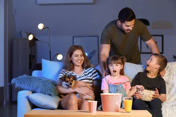Familj titta på skrämmande film i kväll — Stockfoto