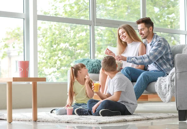 Glad familj tittar på TV hemma — Stockfoto