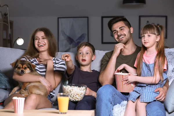 Glückliche Familie am Abend vor dem Fernseher — Stockfoto