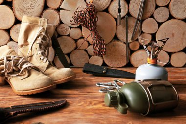 Ahşap masa üzerinde kamp için öğeleri seti