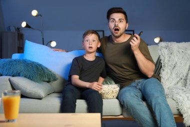 Baba oğlu ile akşam korkunç film izlerken