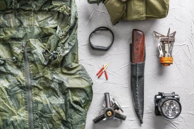 Gri arka planda kamp kurmak için öğeler kümesi