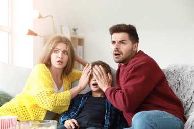 Evde korkunç film izlerken aile