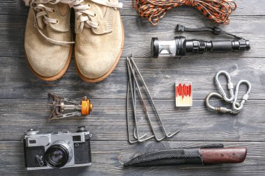 Ahşap arka planda kamp için öğeler kümesi