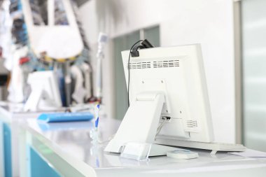 Modern kuru temizlemeci nin resepsiyonundaki bilgisayar