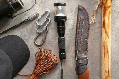 Grunge arka planda kamp kurmak için öğeler kümesi