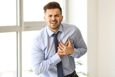 Genç işadamı ofiste kalp krizi geçiriyor