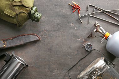 Grunge arka planda kamp kurmak için öğeler kümesi