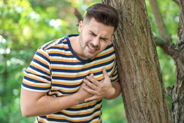 Genç adam kalp krizi açık havada acı