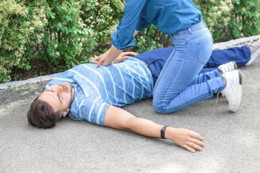 Kadın bilinçsiz adam açık havada cpr veren