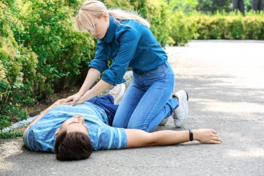 Kadın bilinçsiz adam açık havada cpr veren