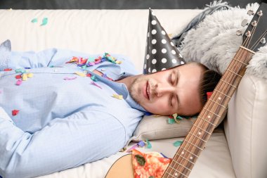 Evde partiden sonra uyuyan genç adam