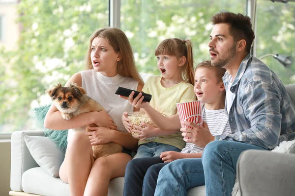 Familie schaut Gruselfilm zu Hause — Stockfoto