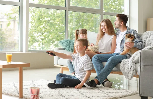 Família feliz assistindo TV em casa — Fotografia de Stock