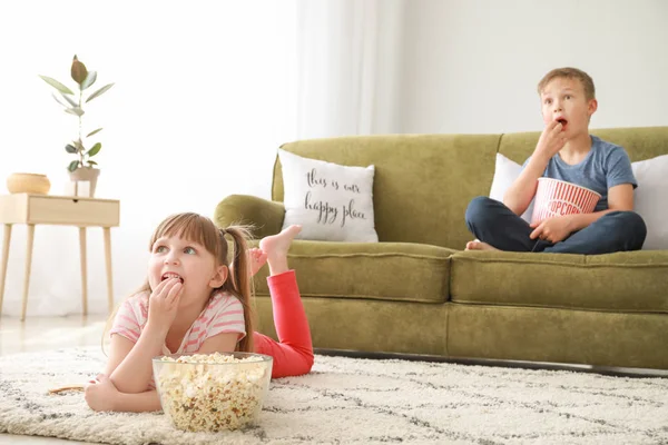 Kleine Kinder schauen zu Hause fern — Stockfoto