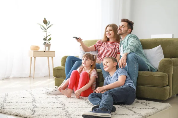 Ευτυχισμένη οικογένεια βλέποντας τηλεόραση στο σπίτι — Φωτογραφία Αρχείου
